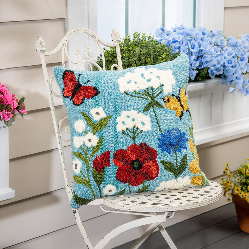 Indoor/Outdoor  Hooked Polypropylene Wildflower Throw Pillow 18"x18"